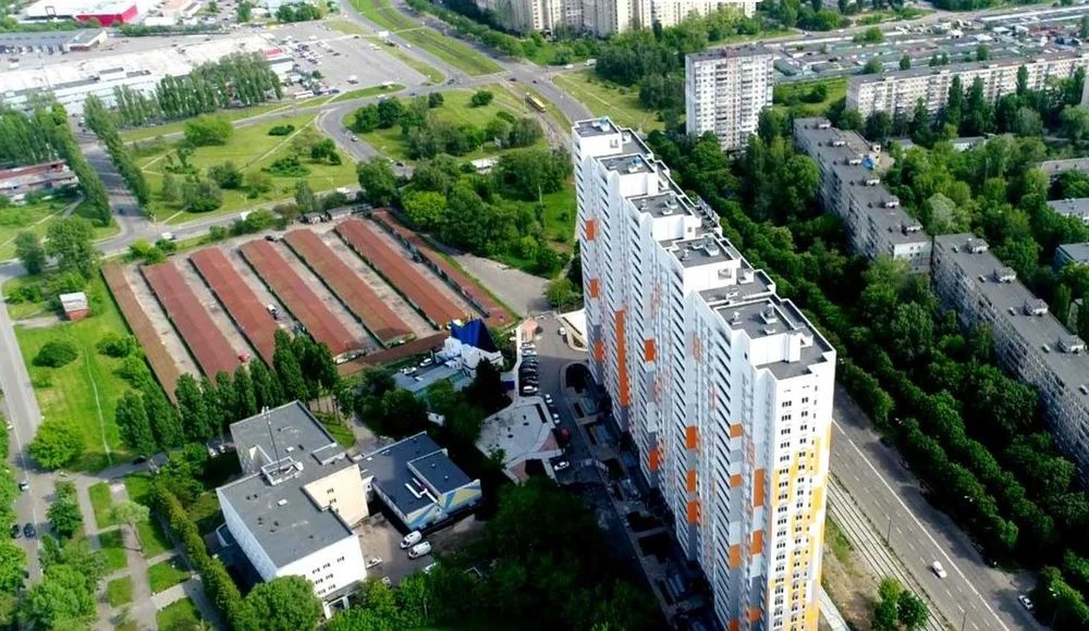 Власність під АЗК чи ТОРГІВЛЮ.