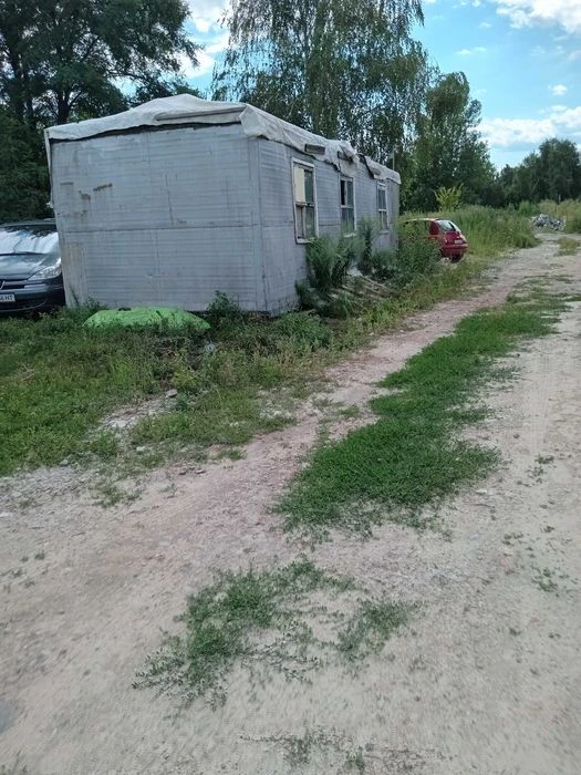 Ціна за участок 13,5K -  будиночок-вагончик. За авторинком Ж