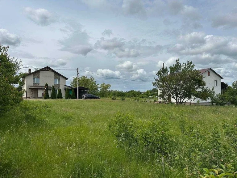 Продам рівну приватизовану земельну ділянку за жм Парус Ново