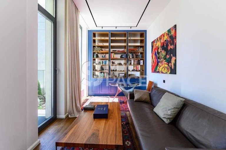I am selling a 4-room apartment of 200 m2 with a terrace and parking spaces with a view.