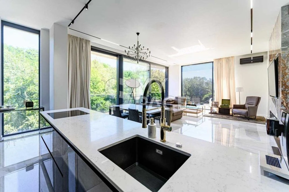 I am selling a 4-room apartment of 200 m2 with a terrace and parking spaces with a view.