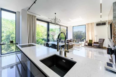 I am selling a 4-room apartment of 200 m2 with a terrace and parking spaces with a view.