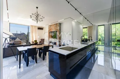 I am selling a 4-room apartment of 200 m2 with a terrace and parking spaces with a view.