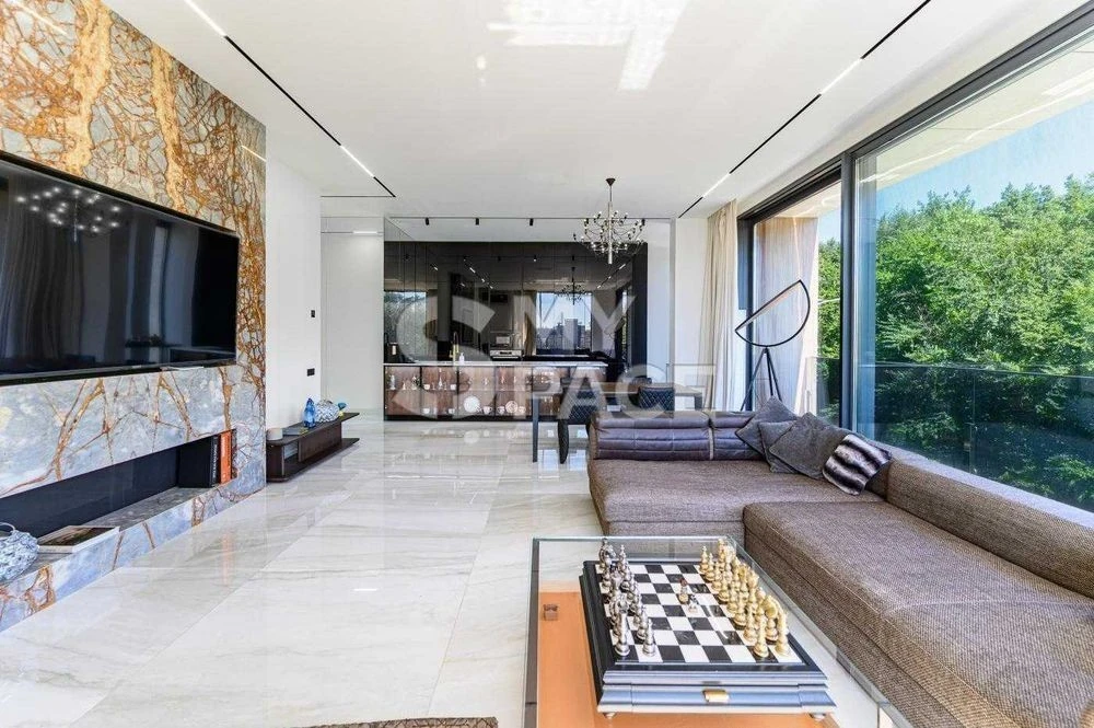 I am selling a 4-room apartment of 200 m2 with a terrace and parking spaces with a view.
