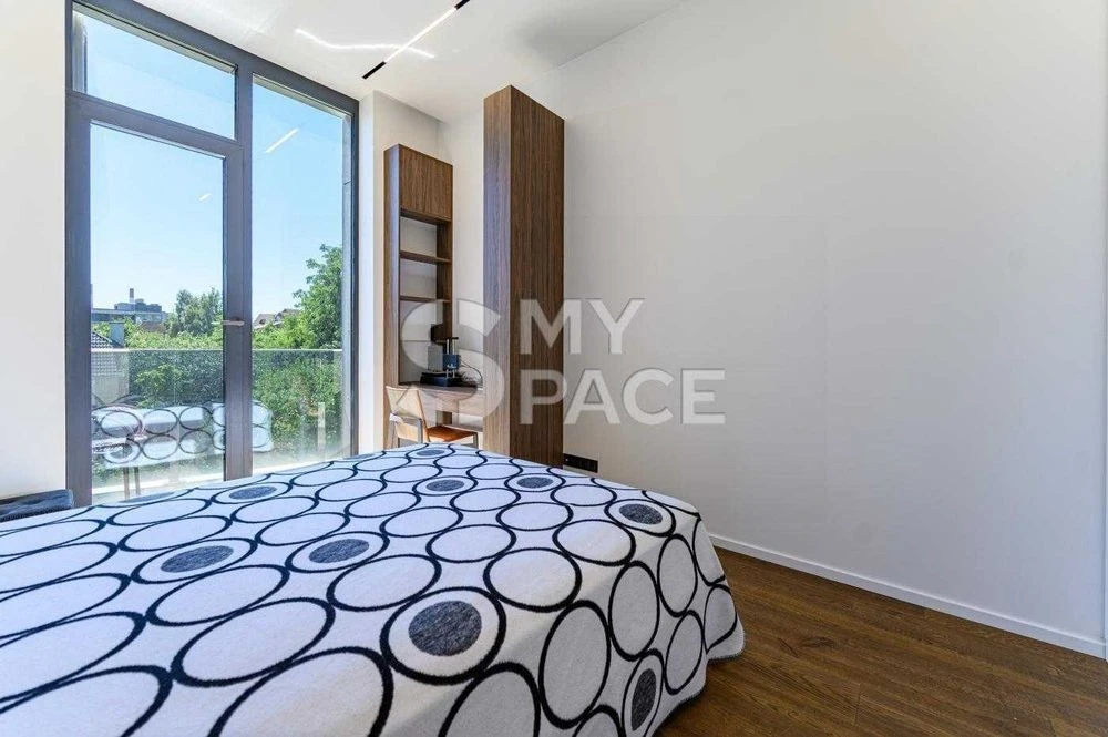 I am selling a 4-room apartment of 200 m2 with a terrace and parking spaces with a view.