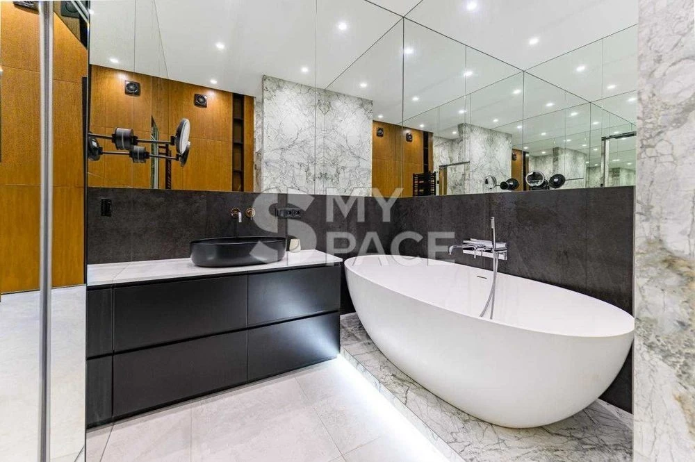 I am selling a 4-room apartment of 200 m2 with a terrace and parking spaces with a view.
