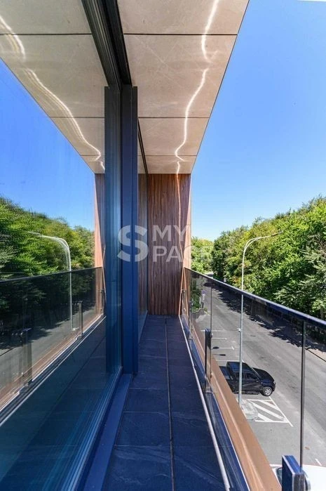 I am selling a 4-room apartment of 200 m2 with a terrace and parking spaces with a view.