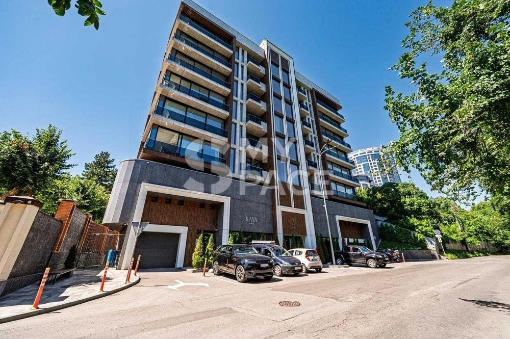 I am selling a 4-room apartment of 200 m2 with a terrace and parking spaces with a view.