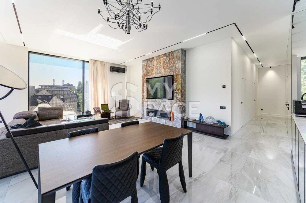 I am selling a 4-room apartment of 200 m2 with a terrace and parking spaces with a view.