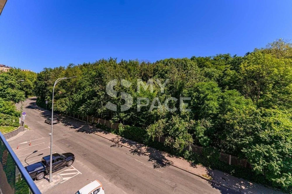 I am selling a 4-room apartment of 200 m2 with a terrace and parking spaces with a view.