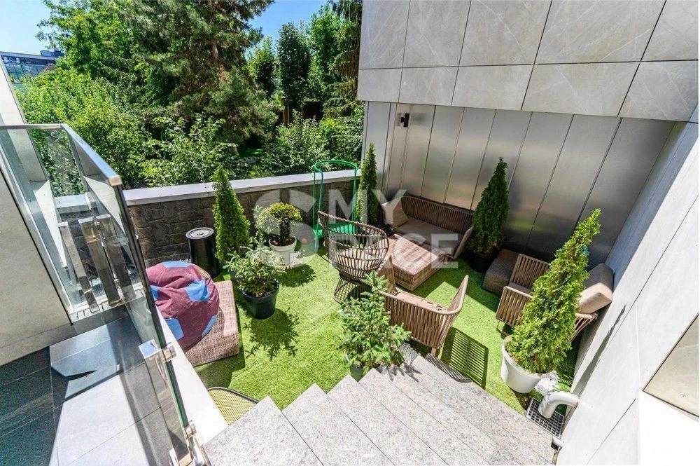 I am selling a 4-room apartment of 200 m2 with a terrace and parking spaces with a view.