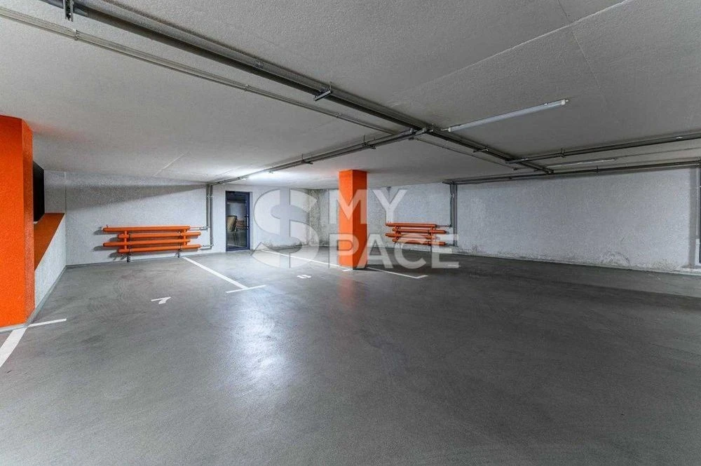 I am selling a 4-room apartment of 200 m2 with a terrace and parking spaces with a view.
