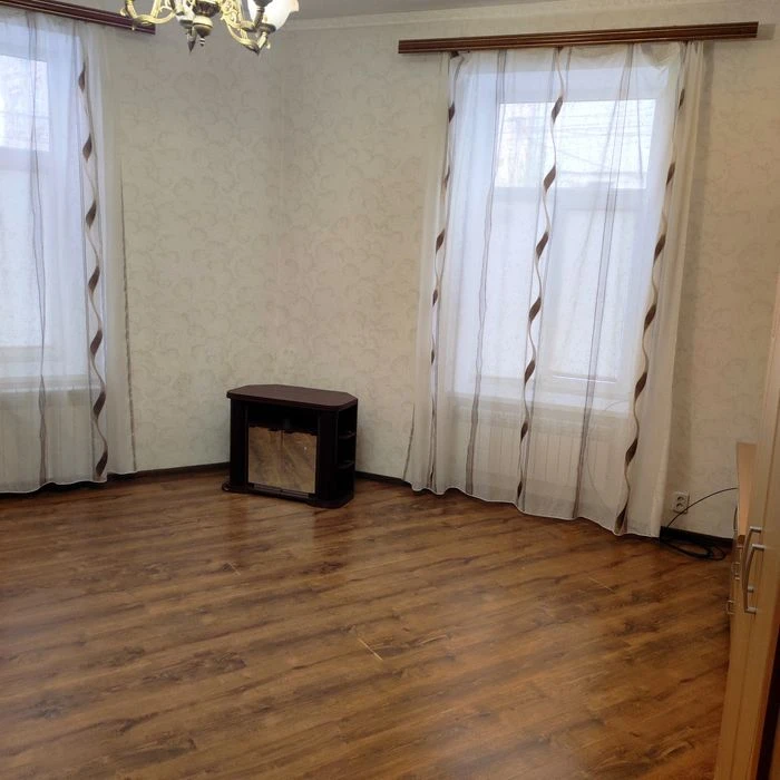 Продаж 3кн в центрі на Українська- Доброго.