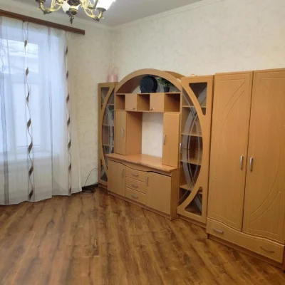Продаж 3кн в центрі на Українська- Доброго.