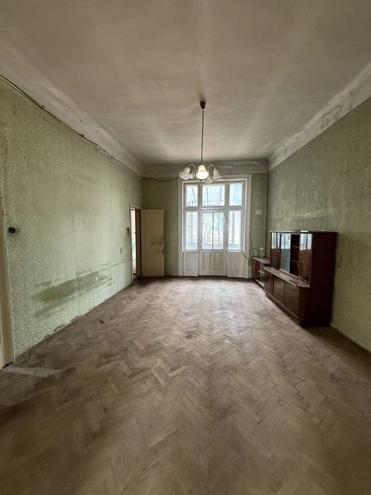 2 кімнатна квартира в центрі міста.