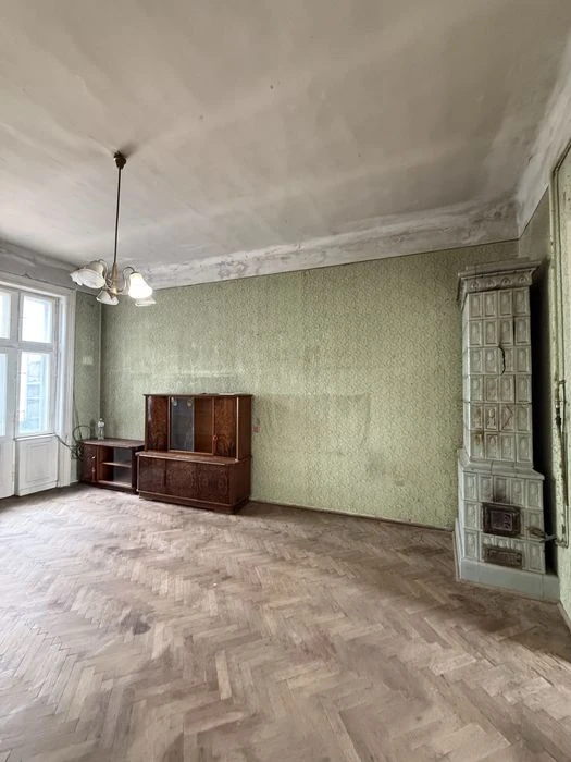 2 кімнатна квартира в центрі міста.