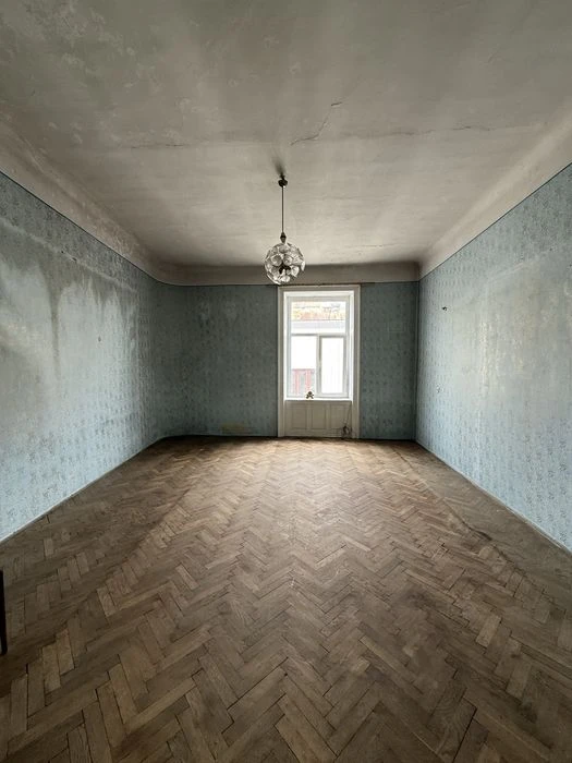 2 кімнатна квартира в центрі міста.