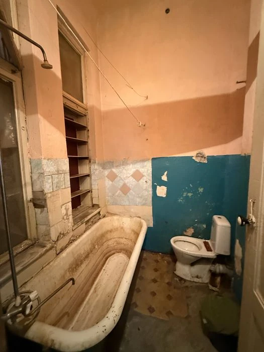 2 кімнатна квартира в центрі міста.