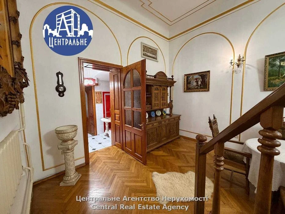 Продається унікальна квартира в Чернівцях з окремим входом,