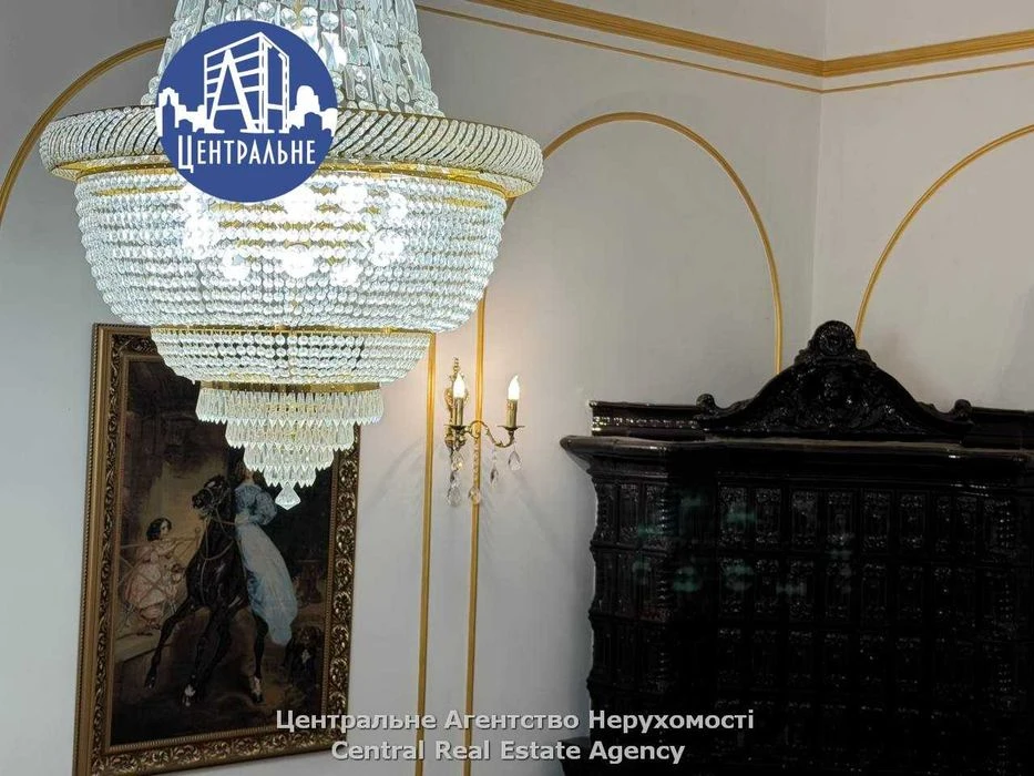 Продається унікальна квартира в Чернівцях з окремим входом,