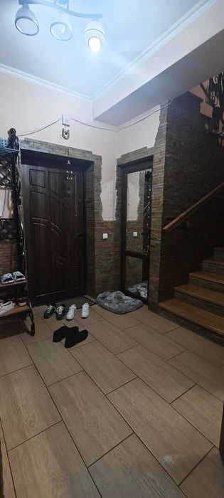 Продається дворівнева новобудова початок вул . Хотинської