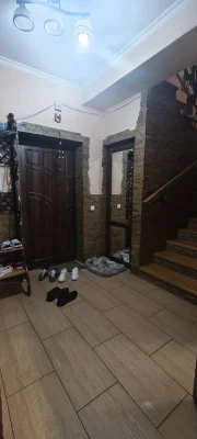 Продається дворівнева новобудова початок вул . Хотинської