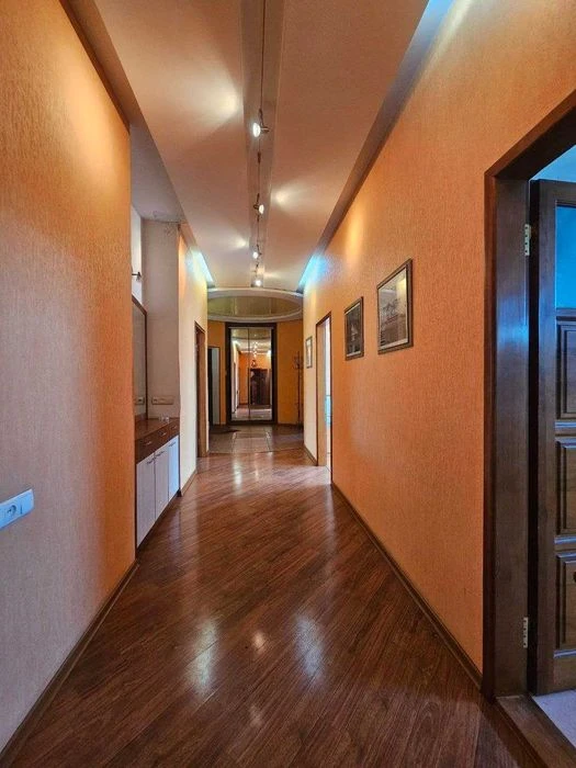 Продам в элитном доме большую квартиру - 4 комнаты. Проулок