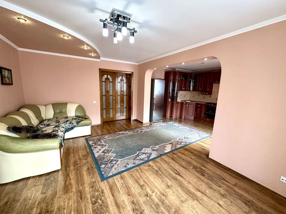 Продається 2 кімнатна квартира з кухнею-студією