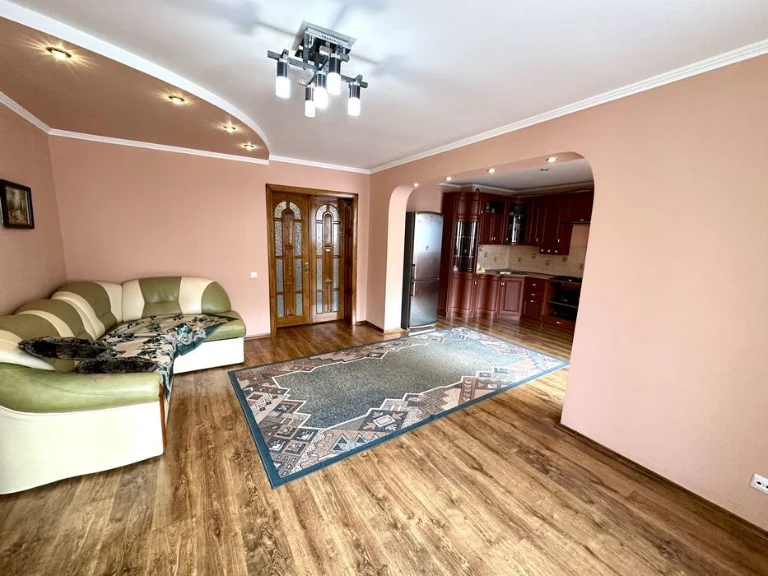 Продається 2 кімнатна квартира з кухнею-студією