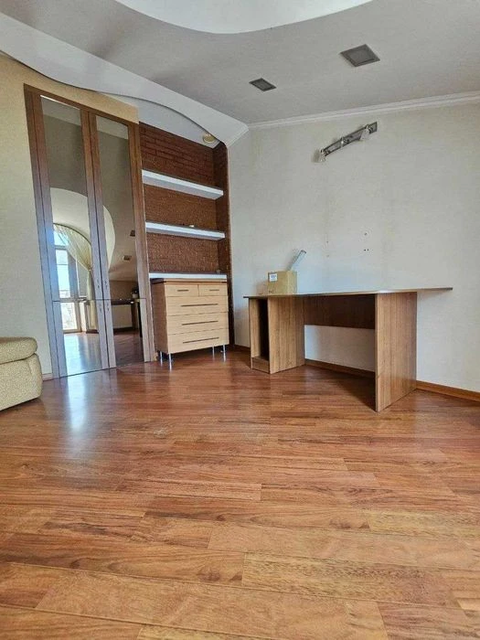 Продам в элитном доме большую квартиру - 4 комнаты. Проулок