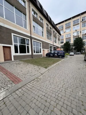 Продаж квартир гуртом в новому будинку неподалік центру