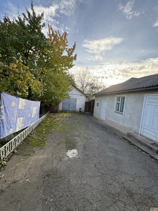 Продається господарство з двома будинками.