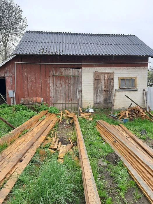 Будинок поблизу м.Чернівці, світло, газ і вода, 24 сот( буді