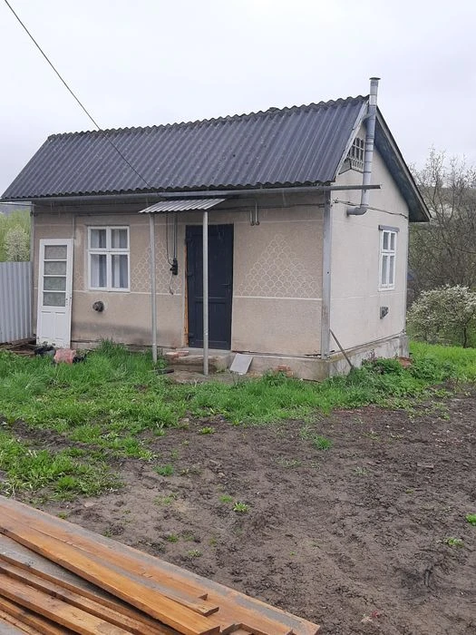 Будинок поблизу м.Чернівці, світло, газ і вода, 24 сот( буді