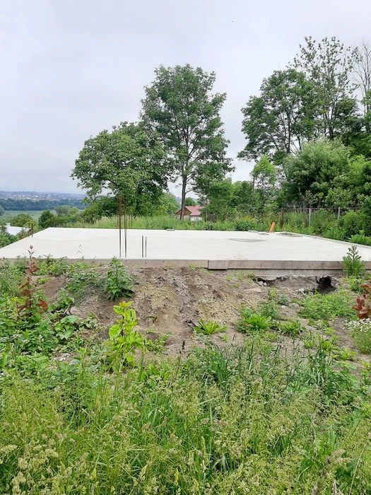 Будинок поблизу м.Чернівці, світло, газ і вода, 24 сот( буді