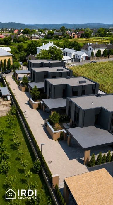 Продаж будинків в закритому комплексі район Приміських