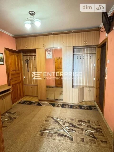 Довготривала оренда 3к квартири на вул. Миколи Ушакова 18 •