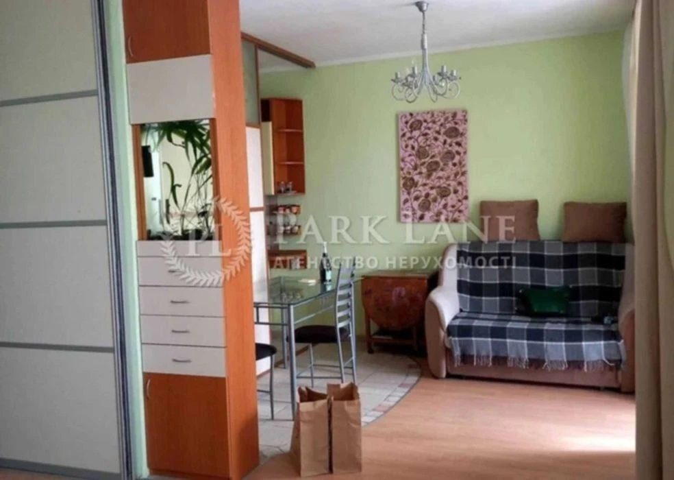 TOP Svyatoshyn Selling a 1-room apartment, renovated Kotelnikova