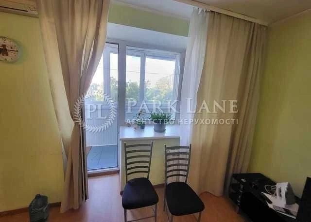 TOP Svyatoshyn Selling a 1-room apartment, renovated Kotelnikova