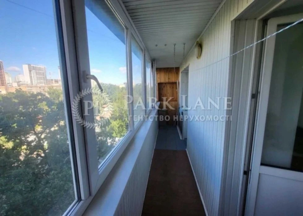 TOP Svyatoshyn Selling a 1-room apartment, renovated Kotelnikova
