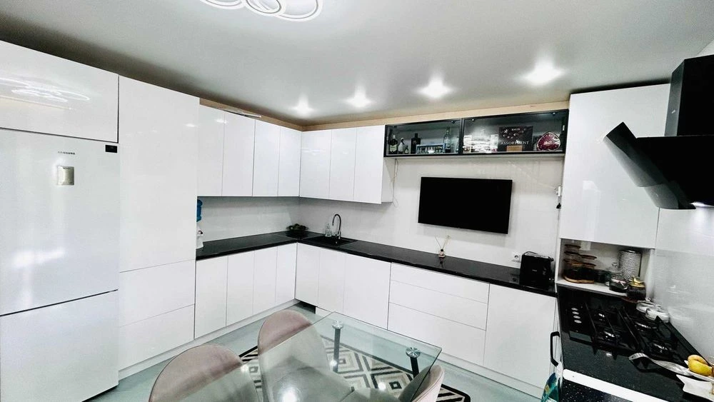 For sale. Modern townhouse with garage. 3 rooms, 82 square meters.