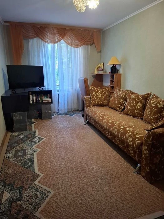 I will sell a 3-room apartment on Grigorenka St., near the Metro, Minimalne