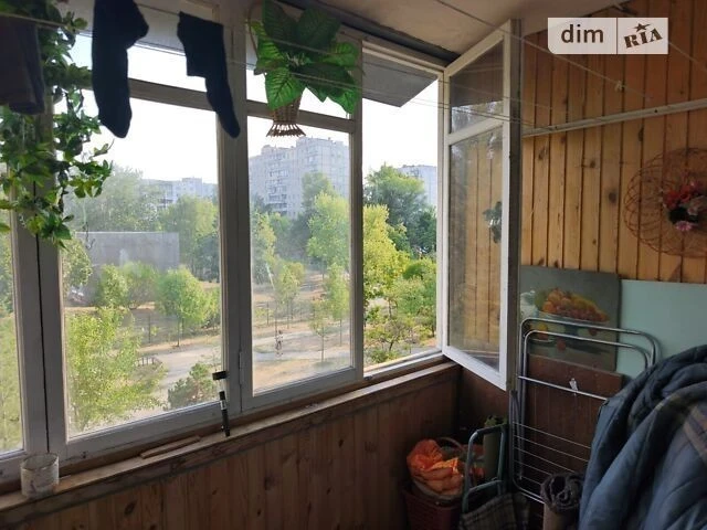 Здам в оренду кімнату на вул. Левка Лук'яненка 15 довгострок