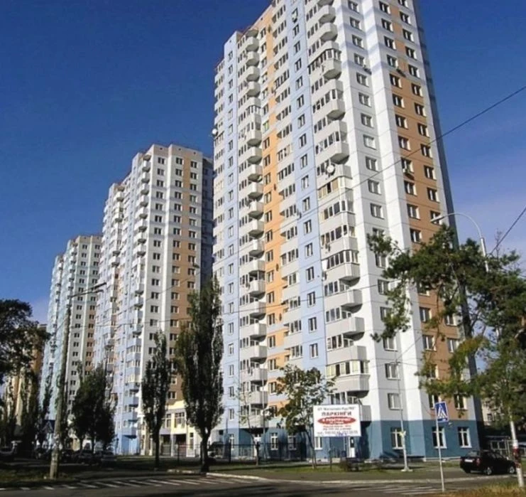 Простора 3-кімнатна на Краківській (5 хв від метро). БЕЗ КОМ
