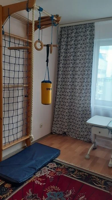Простора 3-кімнатна на Краківській (5 хв від метро). БЕЗ КОМ