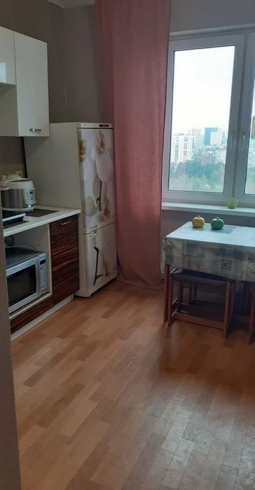 Простора 3-кімнатна на Краківській (5 хв від метро). БЕЗ КОМ
