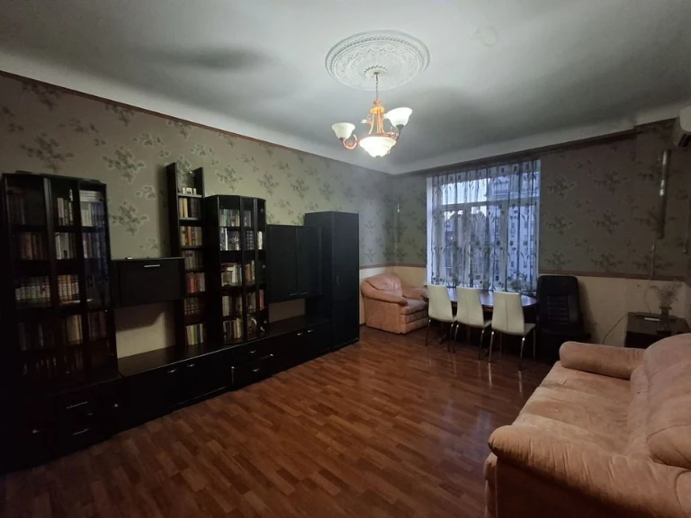 Почайнинська вул. 23, Поділ, метро Контрактова площа, Поділь