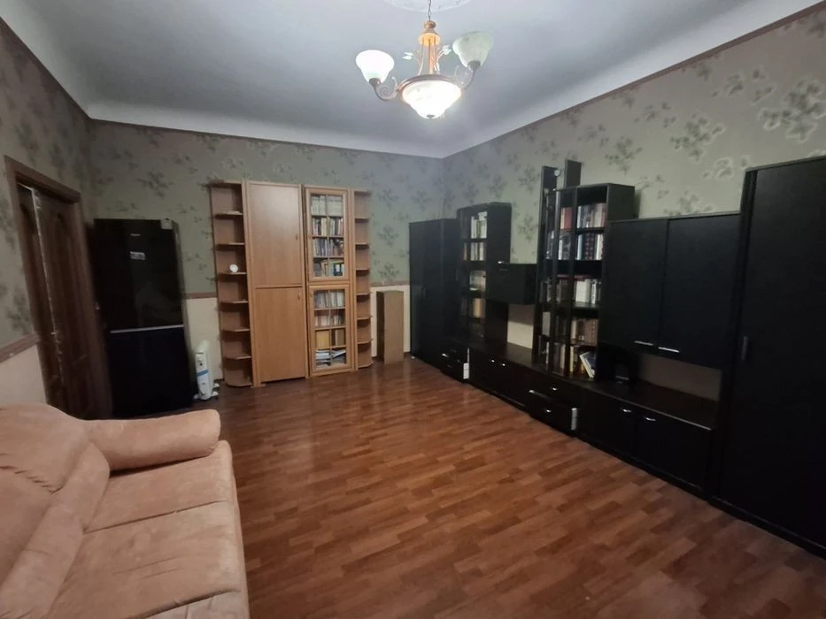 Почайнинська вул. 23, Поділ, метро Контрактова площа, Поділь
