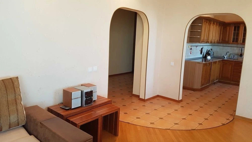 Здам квартиру 95 м2, дві роздільні кімнати і прохідний зал!
