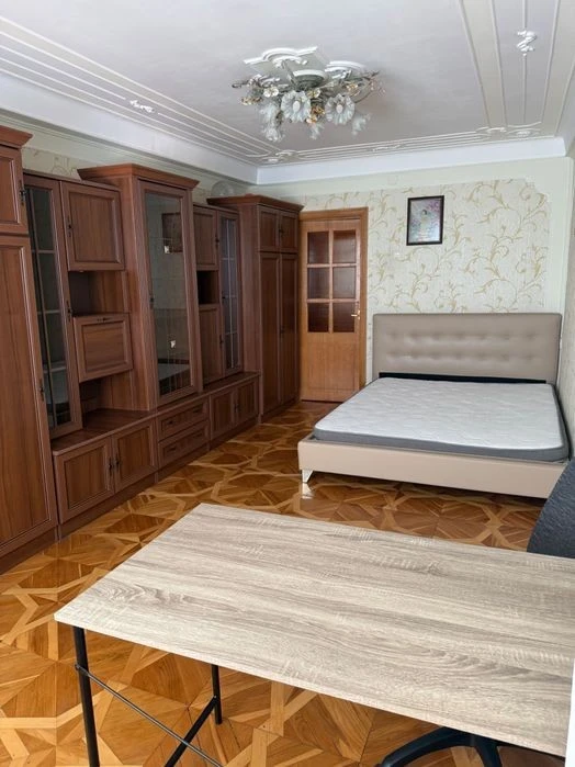 Здається трикімнатна квартира